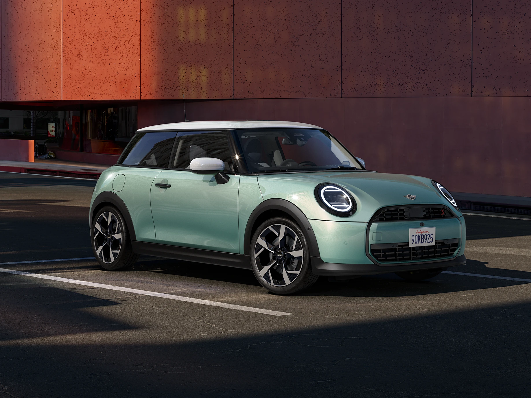 MINI Cooper Ocean Wave Green車色搭配白色車頂，側前視角