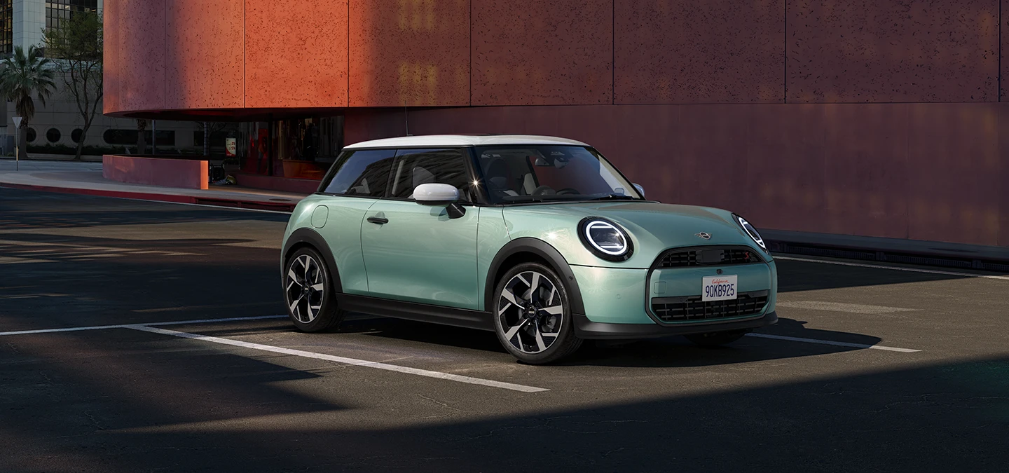 MINI Cooper Ocean Wave Green車色搭配白色車頂，側前視角