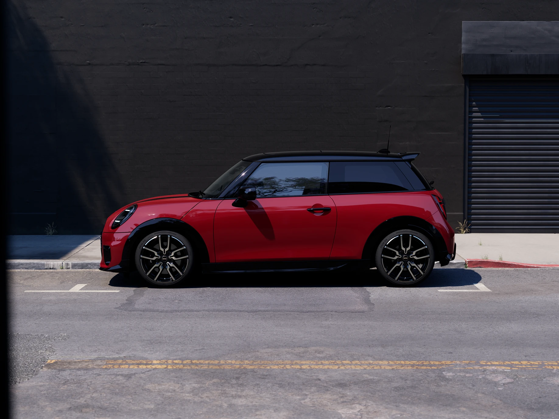 Chili Red車色搭配黑色車頂的MINI Cooper側視圖