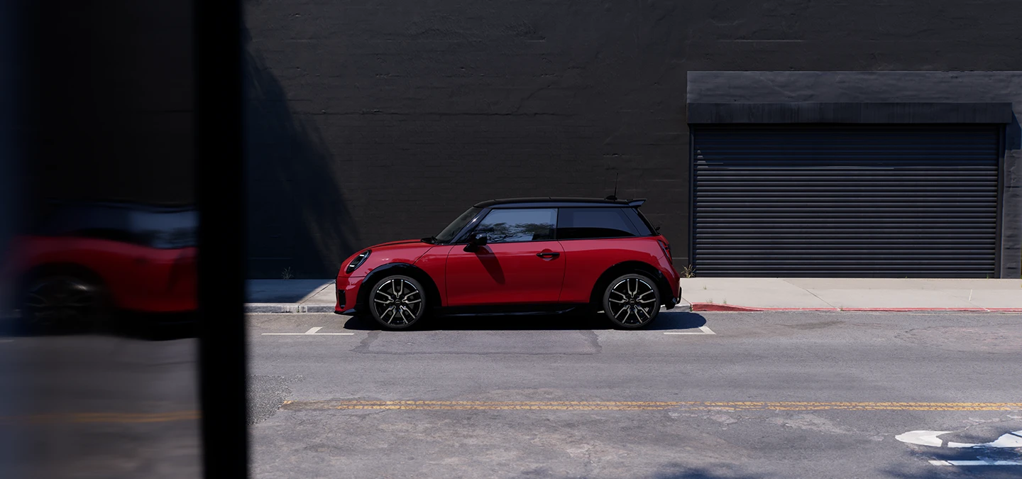 Chili Red車色搭配黑色車頂的MINI Cooper側視圖