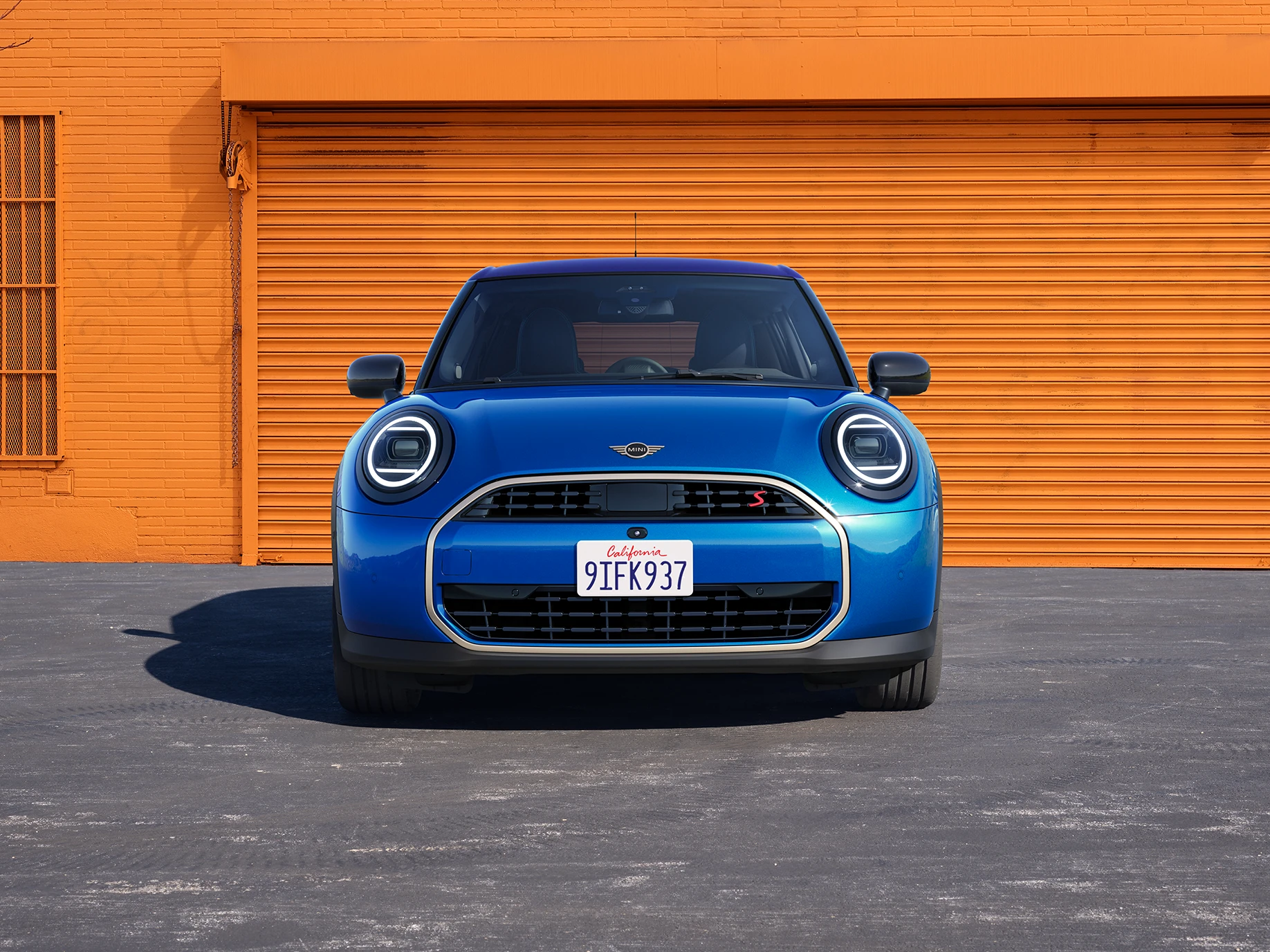 MINI Cooper 五門正面造型，以 Icy Sunshine Blue 車身搭配Multitone Blue車頂，展現清新又充滿活力的個性風格