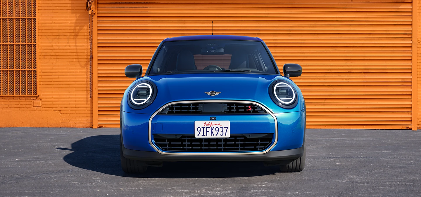 MINI Cooper 五門正面造型，以 Icy Sunshine Blue 車身搭配Multitone Blue車頂，展現清新又充滿活力的個性風格