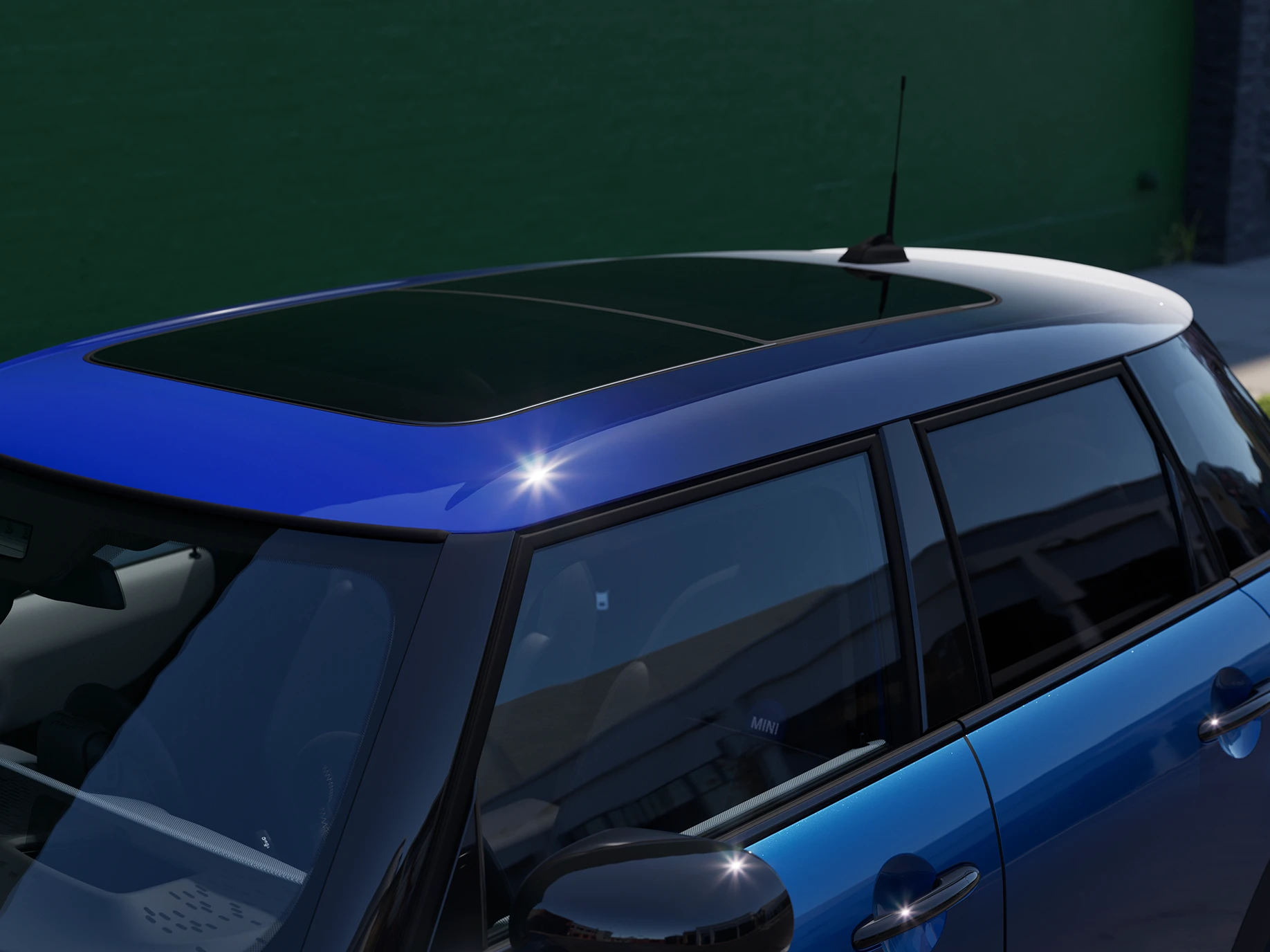 MINI Cooper 五門近距特寫，著重呈現藍色Multitone車頂的細節設計