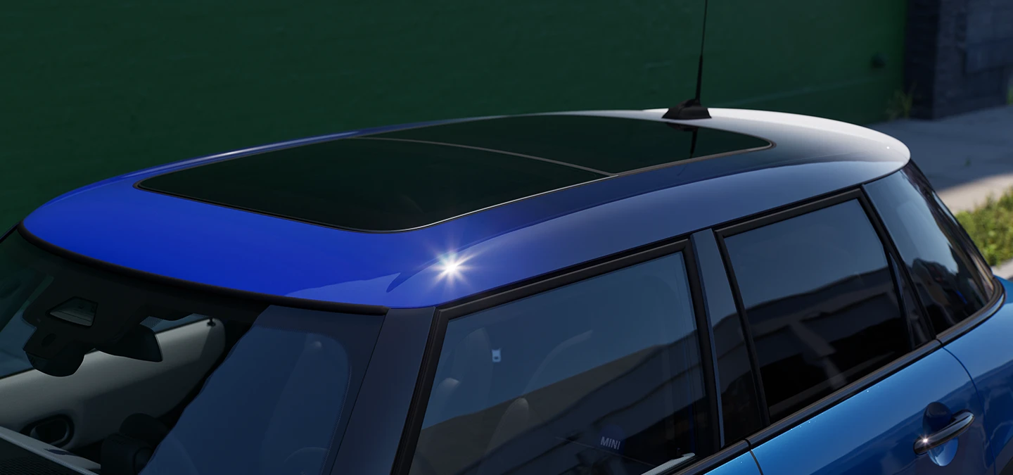 MINI Cooper 五門近距特寫，著重呈現藍色Multitone車頂的細節設計