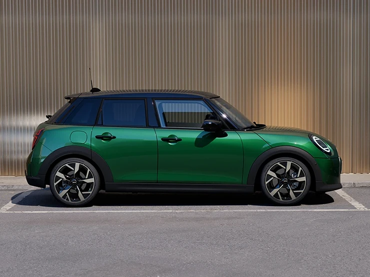 英國賽車綠車身、黑色車頂的MINI Cooper 五門側面造型