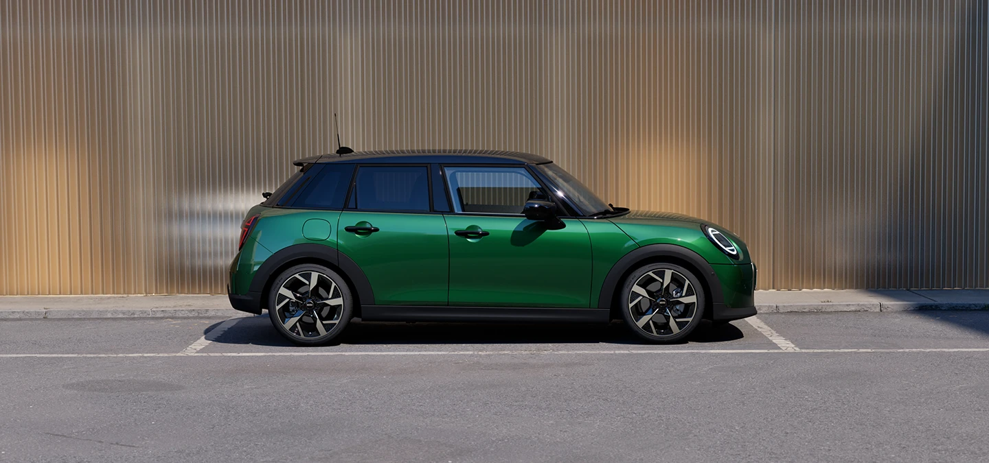 英國賽車綠車身、黑色車頂的MINI Cooper 五門側面造型