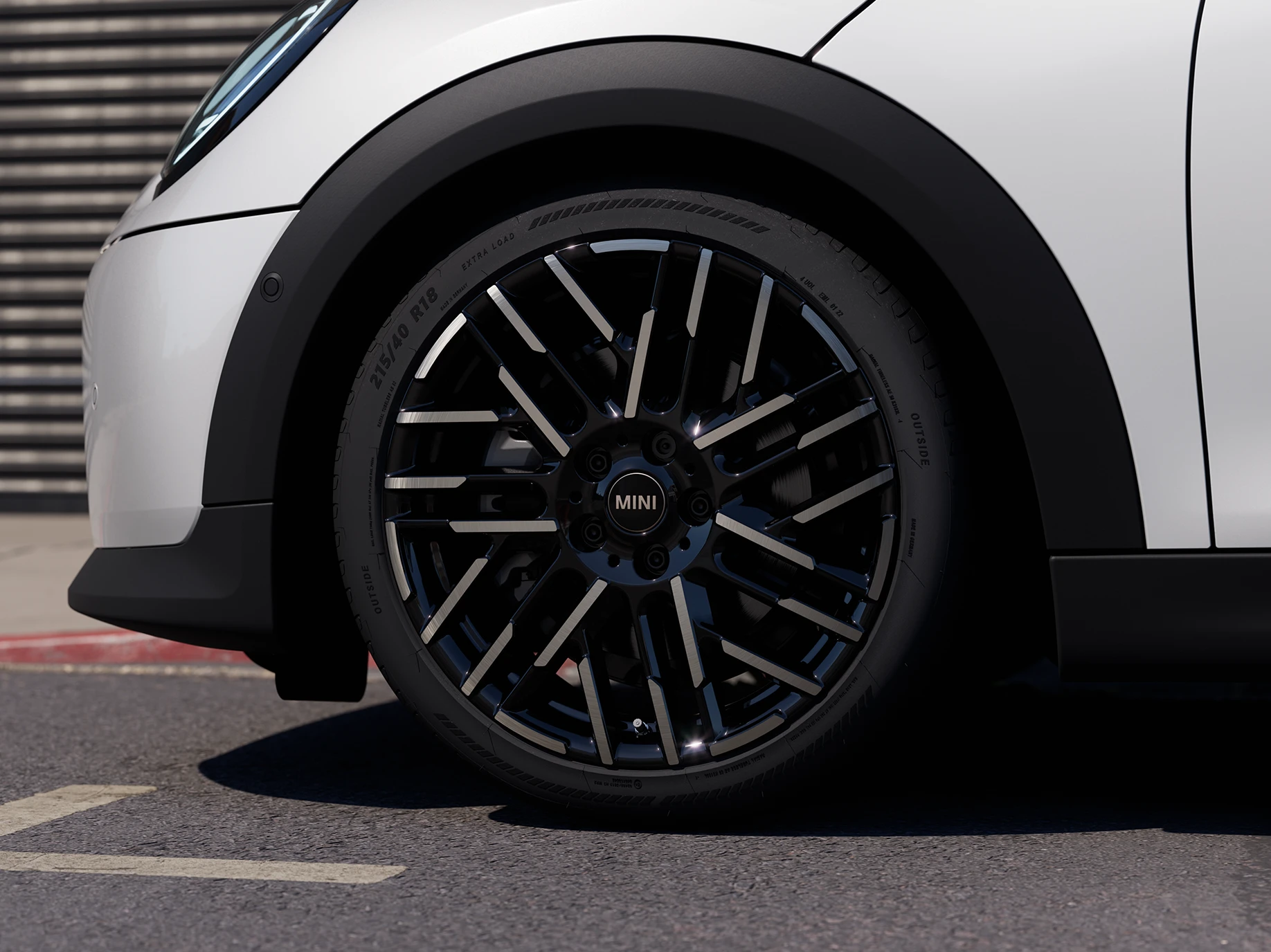 MINI Cooper 五門近距細節視角，採Nanuq White車色與Night Flash雙色輪圈設計