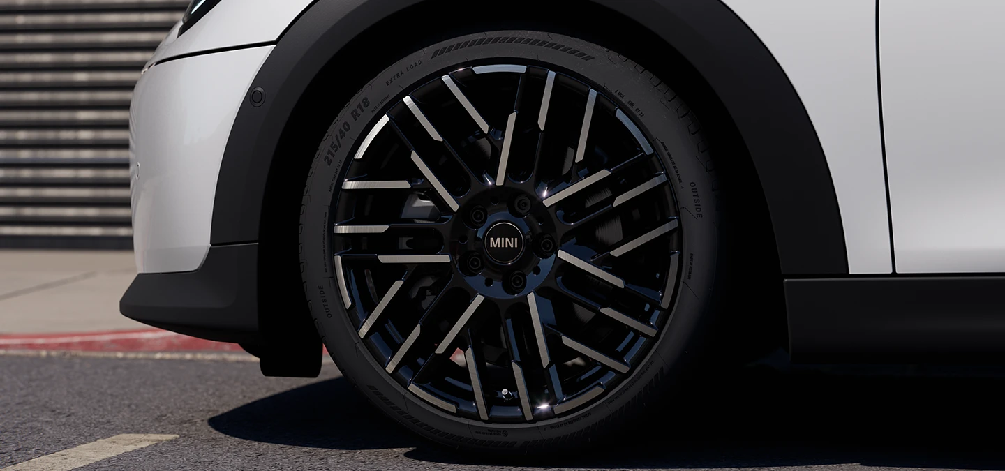 MINI Cooper 五門近距細節視角，採Nanuq White車色與Night Flash雙色輪圈設計