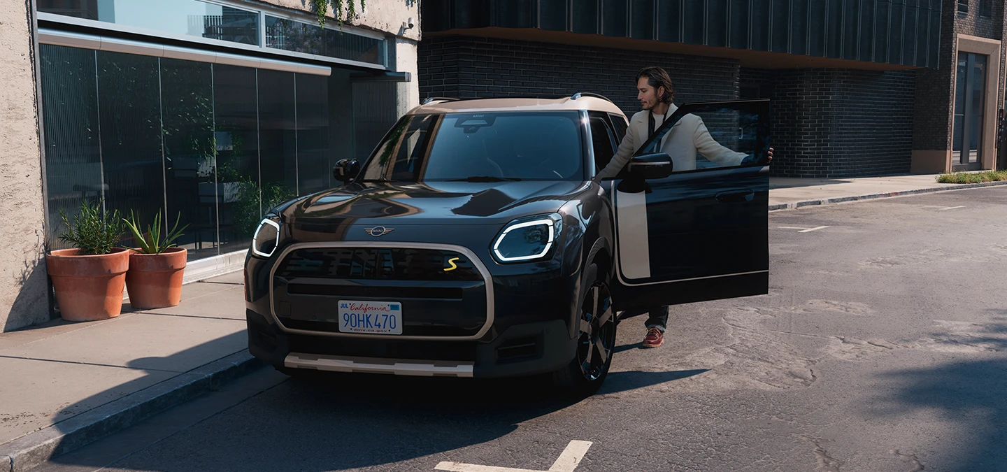 全電動MINI Countryman（Midnight Black車色搭配Vibrant Silver車頂）街景前視圖。