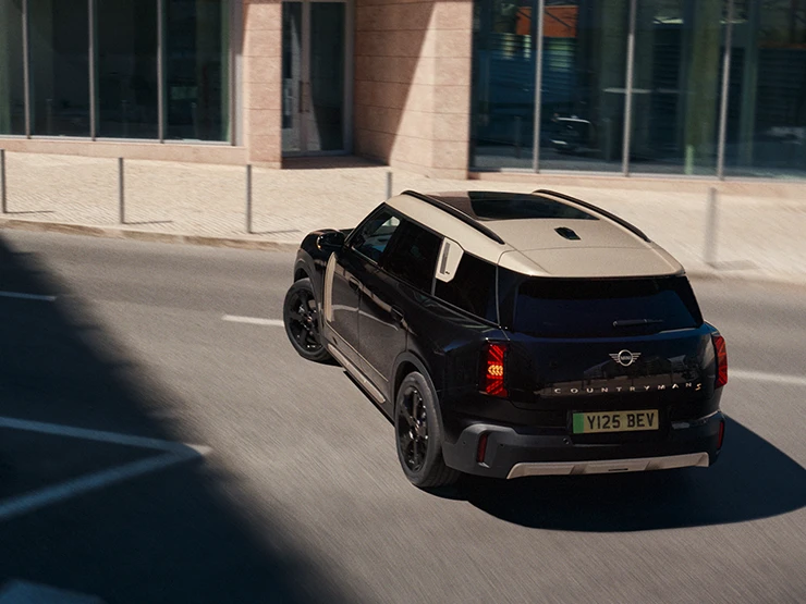 純電MINI Countryman（Midnight Black車色搭配Vibrant Silver車頂）停車狀態後方俯視圖。