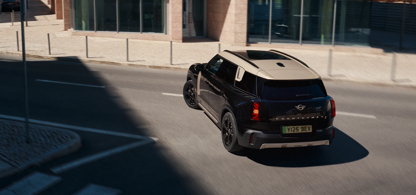 純電MINI Countryman（Midnight Black車色搭配Vibrant Silver車頂）停車狀態後方俯視圖。