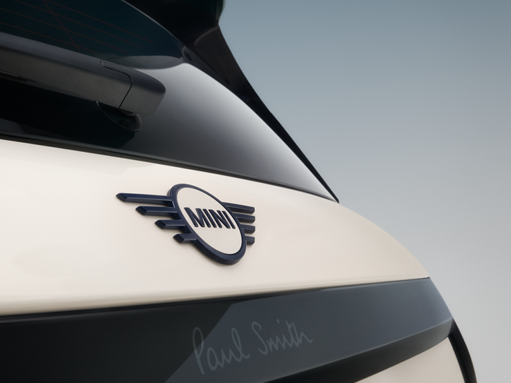 全電動MINI Cooper Paul Smith特仕版後翼飾徽。