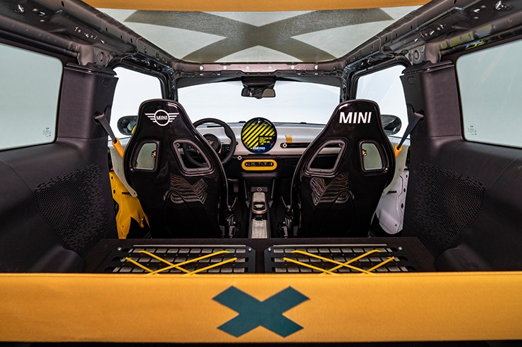 車身以鮮明的黃銀色調帶來強烈的第一印象，向 MINI對電動出行的前衛詮釋致敬