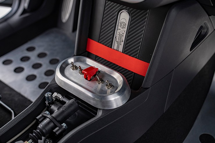 車身設計保留MINI賽車的經典元素，向MINI品牌的賽車傳承致敬