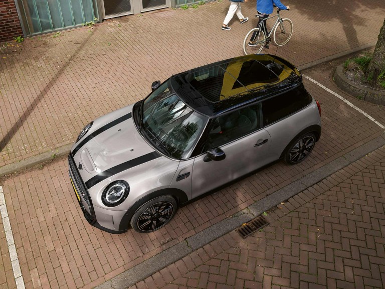 MINI 3-door Hatch – grey and black – panoramic glass sunroof