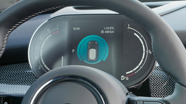 MINI 3-door Hatch – multifunctional instrument display – digital tacho