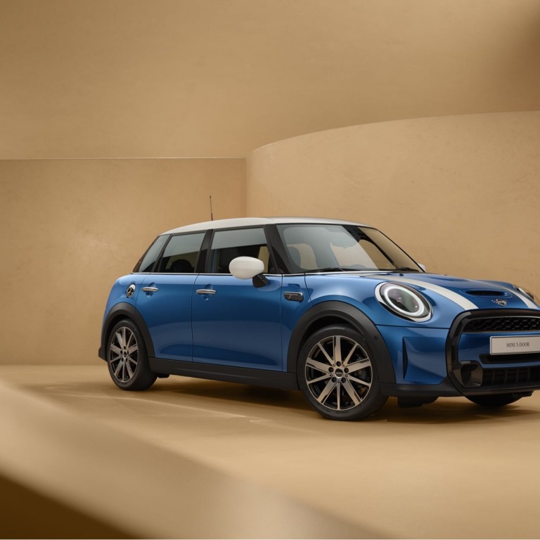 MINI 5-door Hatch – front side view – blue and white